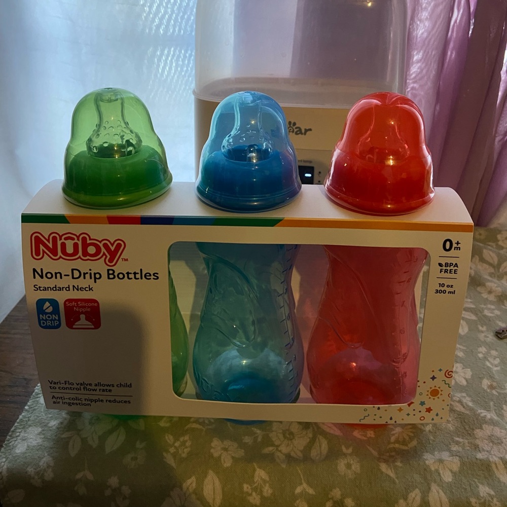New baby bottles / with nrw nrwborn baby onesies